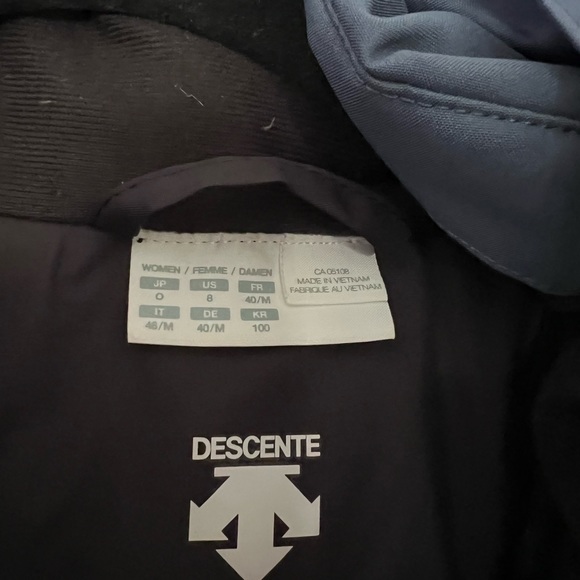 Women’s Size 8, Descente ski jacket. - Picture 2 of 4